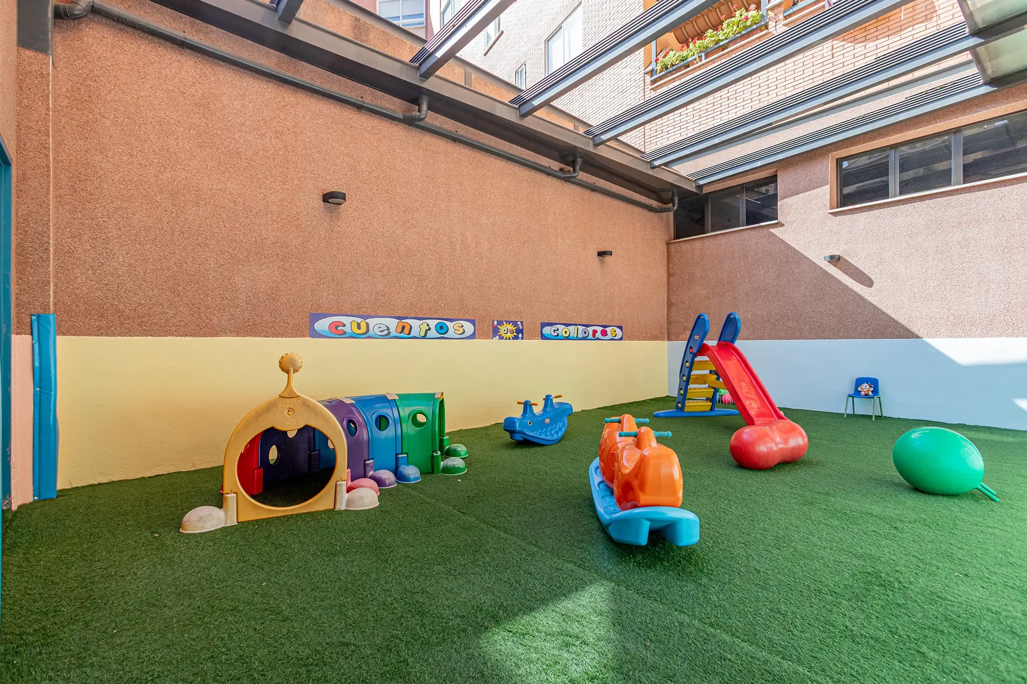 Aula del jardín de infancia con materiales naturales