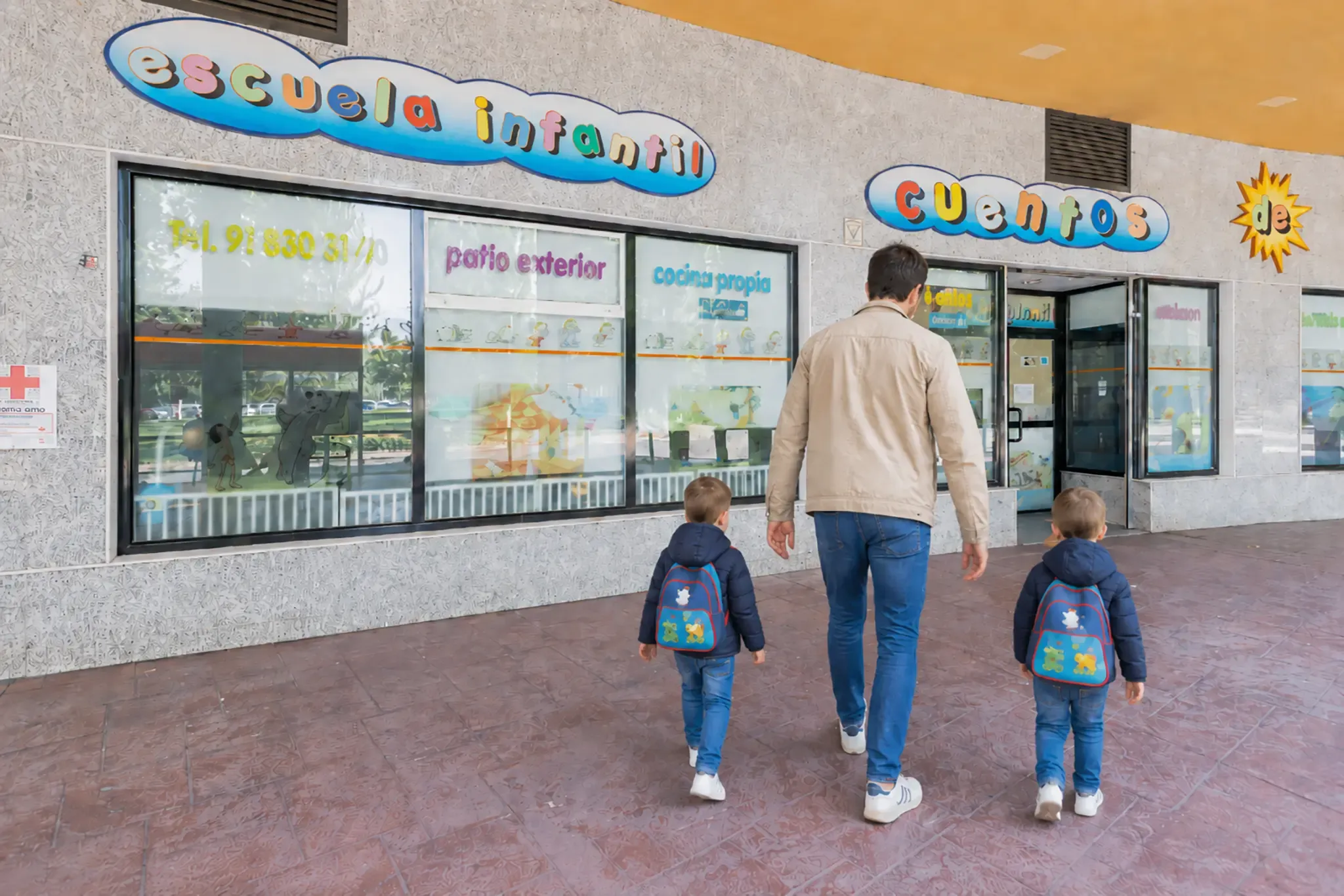 Niños jugando en el aula