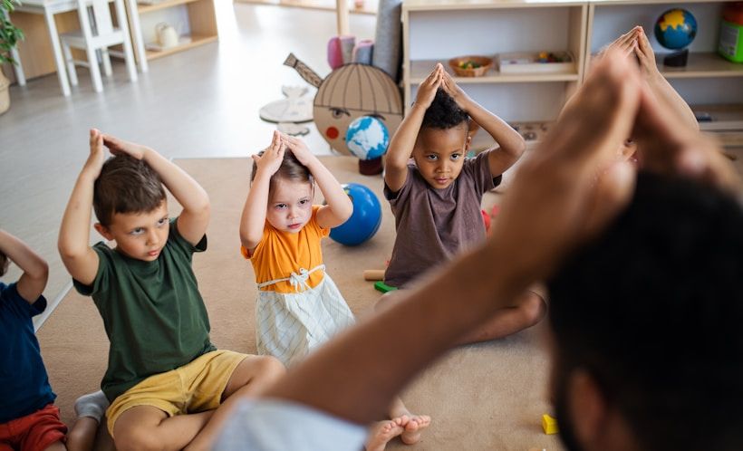 Niños jugando y aprendiendo en grupo